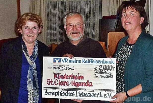 Vorsitzende Gabi Hofer (li.) und ihre Stellvertreterin Christina Hager berreichten den Spendenscheck an Pater Heinrich Grumann.  − Foto: Verein