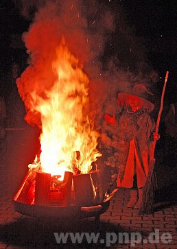 Im Schein der Flammen vollfhrt diese kleine Hexe aus der Jugendgruppe des Gartenbauvereins ihre Tanzschritte. − Fotos: Brandl