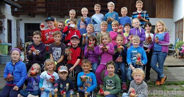Die Kinder mit ihren gebastelten Apfelwichteln. − Foto: Verein