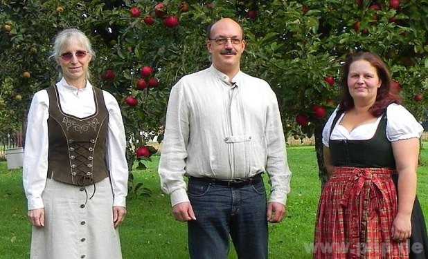 Sie sind die ersten Streuobstwiesenführer des Gartenbauvereins Unterneukirchen: Barbara Jüngling (von links), Klaus Wunder und Andrea Westenthanner.  − Foto: H. Gruber