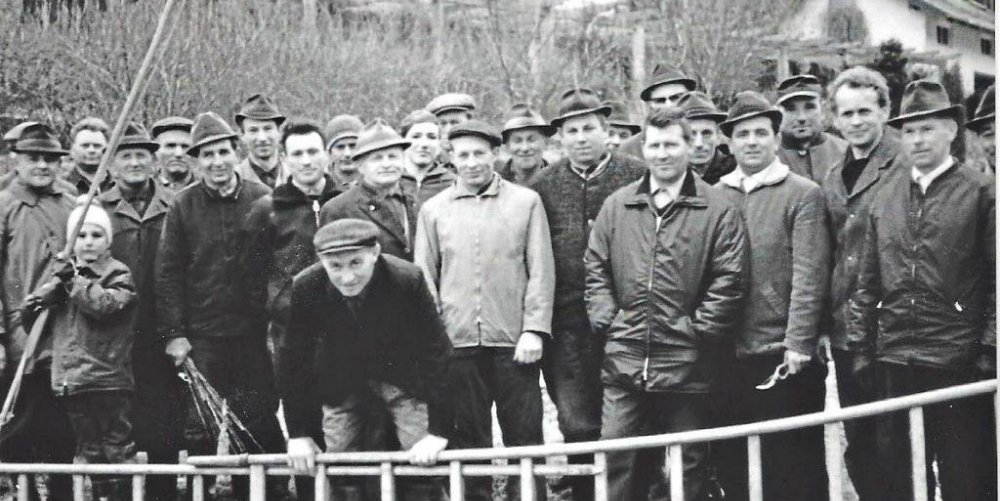 Ein Bild aus der Pionierzeit der Gartler vom ersten Baumschnittkurs im Jahr 1968 mit 1. Vorsitzenden Josef Lidl (links) und seinem Stellvertreter Franz Bauer, der vorne die Leiter hält. − Foto: red