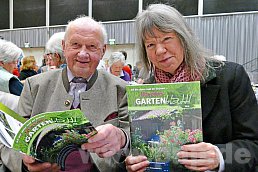 Brigitte Koreck vom Landratsamt arbeitet beim Vereins-Gartenblattl mit. Einer der ersten Leser war Richard Antwerpen, Ehrenvorsitzender im Kreisverband.