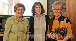 Von Preisträgerin zu Preisträgerin: Die letztjährige Gewinnerin Claudia Speckbacher (Mitte) gab den "Grünen Daumen" an Iris Kirchner (rechts) weiter, Vorsitzende Gabi Hofer (links) gratulierte. −F.: Hager