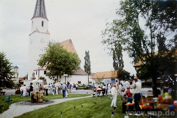 Das erste Dorffest 1985 am neuen Dorfplatz: Aus kleinen Anfängen entwickelte es sich zur traditionellen Einrichtung in der Gemeinde. − Fotos: H. Gruber