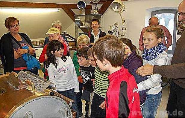 Interessierte Blicke: Die Kinder durften im Ferienprogramm das Wasserkraftwerk Marienberg besichtigen.  − Foto: Verein