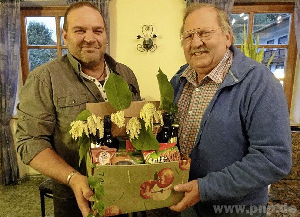 Mit einem Präsent dankte Konrad Brandmüller, 1.Vorstand des Erlbacher Gartenbauvereins (links), Wilhelm Stolz. − F.: Hochhäusl
