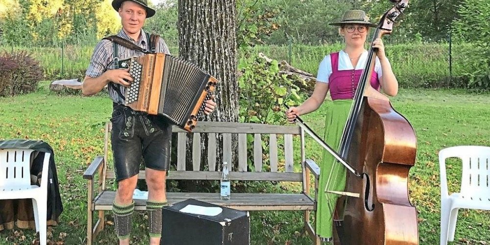 Simon Doser und Franziska Ernst musizierten für die Sangeslustigen in der Kleingartenanlage in Gendorf. −Foto: Gbv