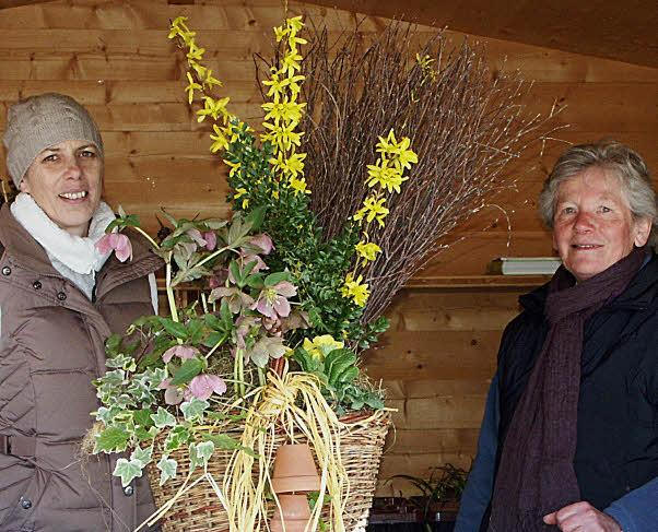 Im Stand der Gartenbauvereine: Arlene Burghart und Inge Eckl