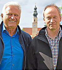 Die Vorstandschaft des Gartenbauvereins Kastl mit ihrem Vorsitzenden und Bürgermeister Gottfried Mitterer (links) und Robert Staar organisierte das Sommerfest, bei dem Spenden gesammelt wurden. − Foto: Hölzlwimmer