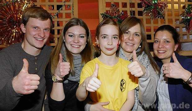 Fans aus Würzburg: Maximilian Schulz (von links) und Julia Röhrig sowie Teresa Friedrich (von rechts) und Melanie Friedrich freuten sich über den Auftritt von "Golden Girl" Emilie Friedrich.