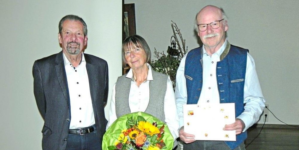 Günther Baumann (links) bedankte sich bei Sophie und Hans-Joachim Fuchs für deren 28-jährige Tätigkeit im Vorstand des Harter Gartenbauvereins.