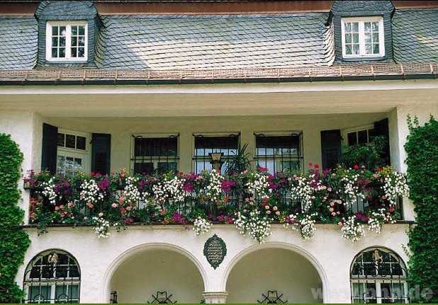 Blumenschmuck ist immer noch die gängigste Art der Balkonverzierung. Dabei können Balkone auch bestens verwendet werden, um Gemüse und Kräuter anzupflanzen.  − F.: Landesverband Gartenbau