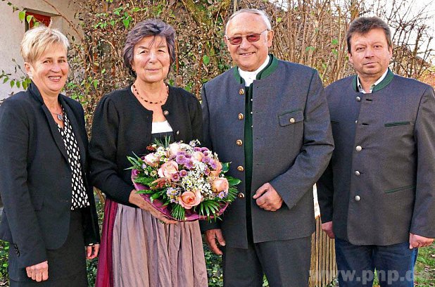 Zur Goldenen Hochzeit von Maria und Mathias Berreiter (Mitte) gratulierten Bürgermeister Martin Poschner und Seniorenreferentin Renate Breu. − Foto: Spielhofer