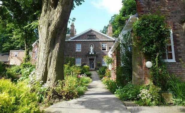 Perfektes Beispiel für einen typisch britischen Cottage-Garten: das Lady Anne Middleton House in York, Nordengland.  − Foto: Jobst