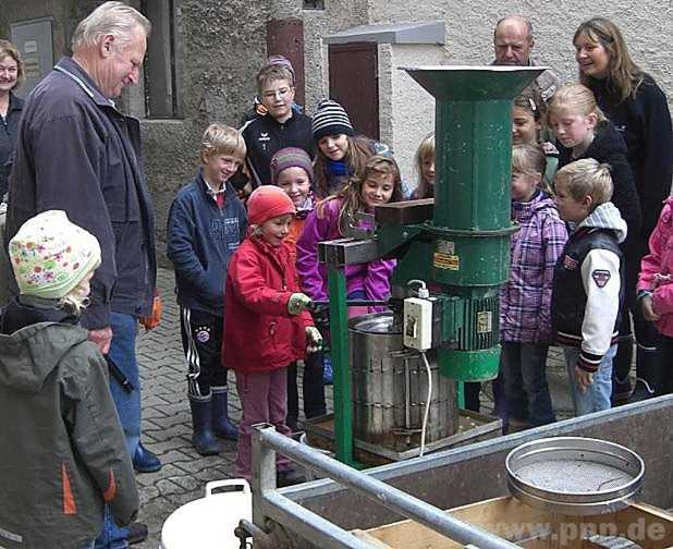 An der Saftpresse war das Kinder-Team des Raitenhaslacher Gartenbauvereins umringt von wissbegierigen Jung-Gartlern.  − Foto: Ressel