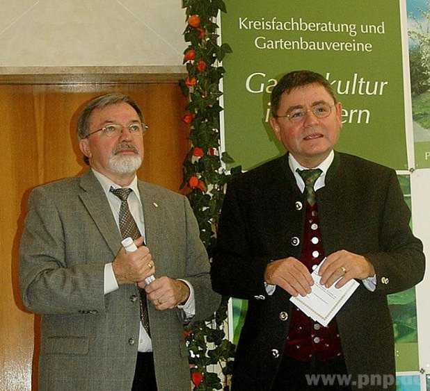 "Die Gartenbauvereine sind hier top vertreten": Landrat Erwin Schneider (rechts) bei der offiziellen Eröffnung mit dem Vorsitzenden des Gartenbau-Kreisverbandes Stefan Jetz.