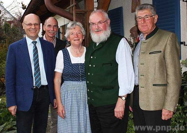 Zur Goldenen Hochzeit gratulierten dem Jubelpaar Inge und Franz Eckl auch Bürgermeister Johann Krichenbauer (von links), Manfred Gassenmeyer von der Gemeindeverwaltung und Altbürgermeister Josef Rapp (rechts).  − Foto: Till
