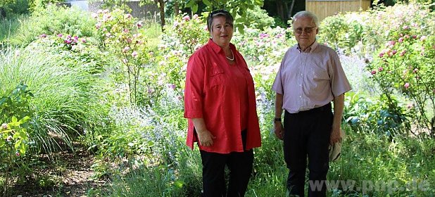 Sie lieben das Grüne und die Natur: Sieglinde Bart (2. Vorstand) und Harald Ungerer (1. Vorstand) vom Gartenbauverein Emmerting, der in diesem Jahr 50 Jahre alt wird.  − Foto: Weitzdörfer