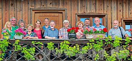 Kreisvorsitzender Stefan Jetz (7.v.l.) und Kreisfachberater Clemens Jobst (r.) machten sich mit weiteren Gartenbau-Aktiven in den Orten selbst ein Bild von den Angeboten und der Freude der Besucher daran.