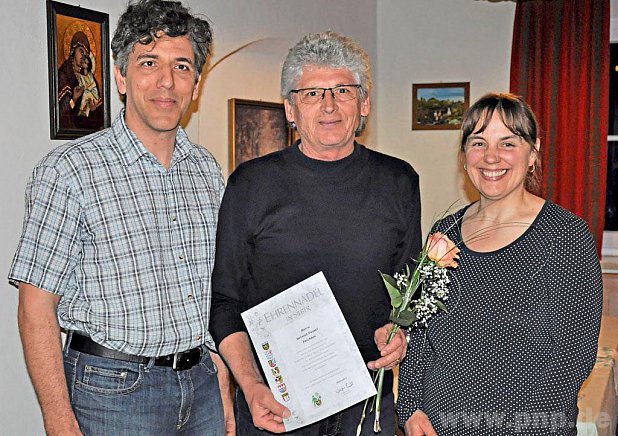 Ehrung im Gartenbauverein: Vorstand Josef Kaiser (links), Helmut Fassl und 2. Vorstand Gerti Stadolka. − Foto: Limmer