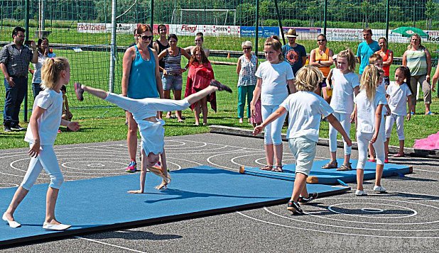 Die "Kids Aktiv" sind eine Leichtathletik- und Gymnastikgruppe. Silvia Vitzthum, Melanie Brandhuber, Lena Leschenar und Anna Prostmeier betreuen die insgesamt 15 Kinder.
