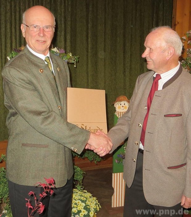 Zum Ehrenvorsitzenden wurde Georg Kellhuber ernannt. Richard Antwerpen (rechts) gratulierte.