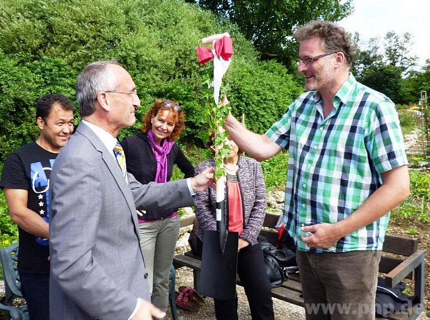 Symbolisch überreichte BRK-Direktor Josef Jung Gunter Strebel als Vorsitzendem des Gartenbauvereins einen Spaten.