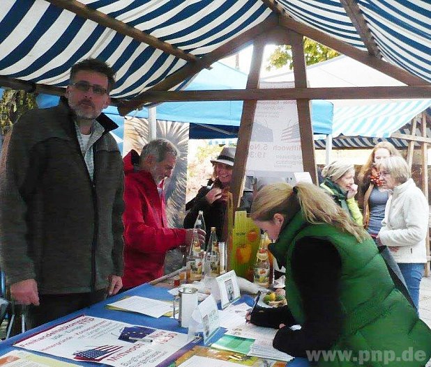 Interesse fand die Fragebogenaktion am Stand des Raitenhaslacher Gartenbauvereins. − Foto: Ressel