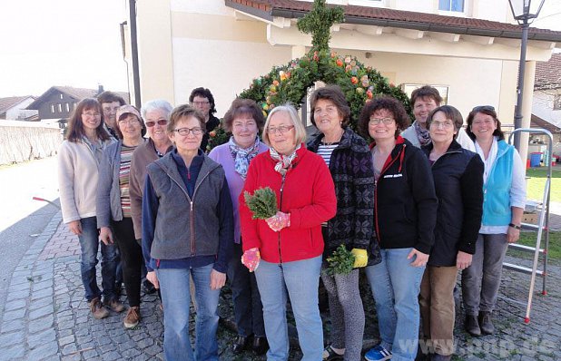 Stolz auf ihr Werk: Erlbacher Frauen vor dem von ihnen geschaffenen Osterbrunnen. − Foto: Hochhäusl