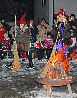 Mit Besen in der Hand und roten SpitzhÃ¼ten tanzten die "TÃ¶ginger Naturdetektive" als Hexen ums Feuer.